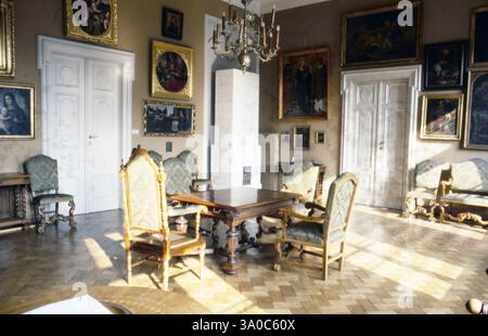 Anni '40 Cracovia Archivio storico Olycom/Lapresse Papa Giovanni Paolo II (nato Karol Józef Wojtyla, Wadowice, 18 maggio 1920 - Città del Vaticano, 2 aprile 2005) è stato il 264Città papa della Chiesa cattolica e vescovo di Roma, sovrano dello Stato della del Vaticano. Fu eletto papa il 16 ottobre 1978. In seguito alla causa di beatificazione, il 1° maggio 2011 è stato beatificato dal suo successore papa Benedetto XVI; viene festeggiato nel giorno del suo insediamento, il 22 ottobre. Nella storia della Chiesa, non accadeva da circa un millennio che un papa proclamasse beato il proprio imm Foto Stock