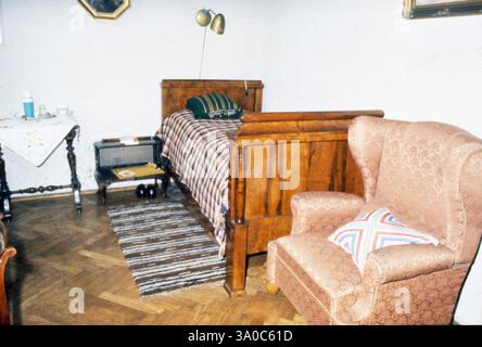 Anni '40 Cracovia Archivio storico Olycom/Lapresse Papa Giovanni Paolo II (nato Karol Józef Wojtyla, Wadowice, 18 maggio 1920 - Città del Vaticano, 2 aprile 2005) è stato il 264Città papa della Chiesa cattolica e vescovo di Roma, sovrano dello Stato della del Vaticano. Fu eletto papa il 16 ottobre 1978. In seguito alla causa di beatificazione, il 1° maggio 2011 è stato beatificato dal suo successore papa Benedetto XVI; viene festeggiato nel giorno del suo insediamento, il 22 ottobre. Nella storia della Chiesa, non accadeva da circa un millennio che un papa proclamasse beato il proprio imm Foto Stock