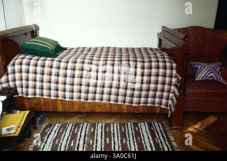 Anni '40 Cracovia Archivio storico Olycom/Lapresse Papa Giovanni Paolo II (nato Karol Józef Wojtyla, Wadowice, 18 maggio 1920 - Città del Vaticano, 2 aprile 2005) è stato il 264Città papa della Chiesa cattolica e vescovo di Roma, sovrano dello Stato della del Vaticano. Fu eletto papa il 16 ottobre 1978. In seguito alla causa di beatificazione, il 1° maggio 2011 è stato beatificato dal suo successore papa Benedetto XVI; viene festeggiato nel giorno del suo insediamento, il 22 ottobre. Nella storia della Chiesa, non accadeva da circa un millennio che un papa proclamasse beato il proprio imm Foto Stock