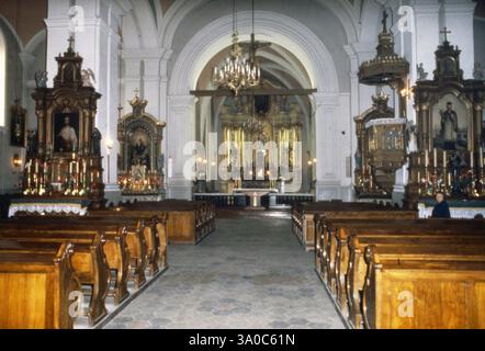 Anni '40 Wadowice Archivio storico Olycom/Lapresse Papa Giovanni Paolo II (nato Karol Józef Wojtyla, Wadowice, 18 maggio 1920 - Città del Vaticano, 2 aprile 2005) è stato il 264Città papa della Chiesa cattolica e vescovo di Roma, sovrano dello Stato della del Vaticano. Fu eletto papa il 16 ottobre 1978. In seguito alla causa di beatificazione, il 1° maggio 2011 è stato beatificato dal suo successore papa Benedetto XVI; viene festeggiato nel giorno del suo insediamento, il 22 ottobre. Nella storia della Chiesa, non accadeva da circa un millennio che un papa proclamasse beato il proprio imm Foto Stock