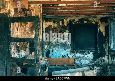 Casa bruciata, dettaglio della stanza dopo incendio doloso, concentrazione selettiva Foto Stock