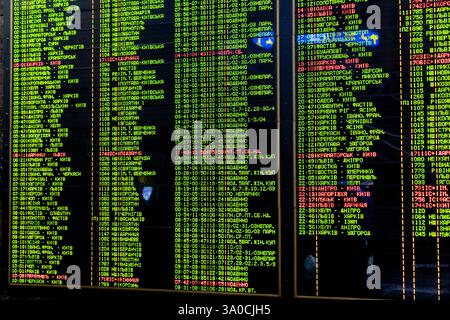 Kiev, Ucraina. 3 marzo 2025. Display informativo che mostra tutti gli arrivi giornalieri dei treni nella stazione ferroviaria principale di Kiev, Kyiv-Pasazhyrskyi. Crediti: Andreas Stroh/Alamy Live News Foto Stock
