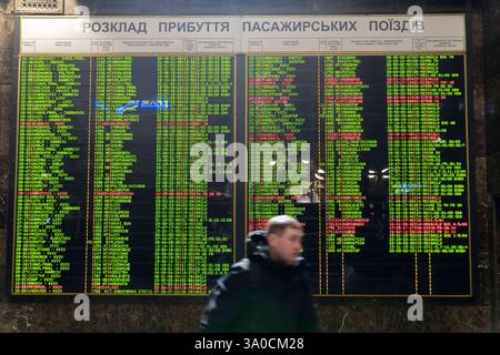 Display informativo che mostra tutti gli arrivi giornalieri dei treni alla stazione ferroviaria principale di Kyivs, Kyiv-Pasazhyrskyi. Kiev città di Kiev Ucraina Foto Stock