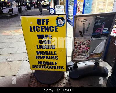 Londra, Regno Unito - 2 marzo 2025: Segnaletica promozionale per esterni prodotti vape, oli CBD e servizi di riparazione mobili Foto Stock