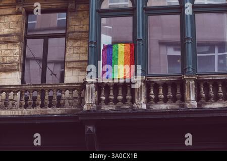 Via di Bruxelles con la bandiera dell'orgoglio LGBTQ, simbolo di diversità e inclusione. Foto Stock