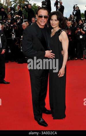 JEAN-CLAUDE VAN DAMME E GLADYS PORTUGUES. Alla cerimonia di apertura e proiezione di 'Robin Hood' presentato fuori concorso al 63° Festival di Cannes, Cannes, Francia, .12 maggio 2010..arrivi abito completo nero lungo maxi coniugato marito moglie .CAP/PL.©Phil Loftus/Capital Pictures. Foto Stock