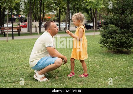 Padre e figlia si divertono insieme in un parco Foto Stock