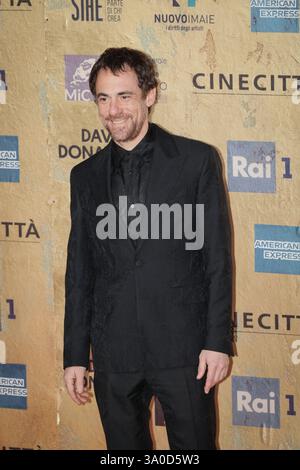 DATA RECORD NON DICHIARATA Elio Germano, David di Donatello 2024 cerimonia di premiazione Roma, Italia - 3 maggio 2024: Elio Germano partecipa al Red carpet della cerimonia di premiazione David di Donatello 2024 a Roma, Italia, agli studi CinecittÃ. Roma RM Italia Copyright: XGennaroxLeonardix Foto Stock