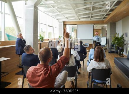 Riunione aziendale professionale in ufficio, chiedere, offrire idee creative a team diversi durante le riunioni Foto Stock