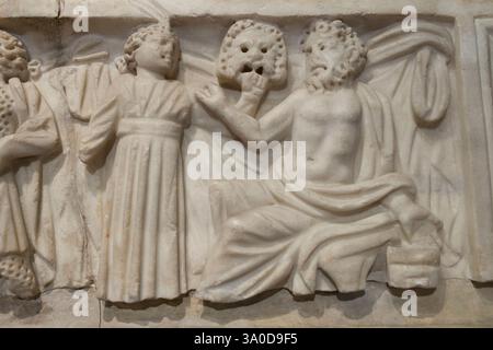 Lisbona, Portogallo - 1 marzo 2020: Scrittori e muse fregio romano. Museo N.A., Lisbona, Portogallo Foto Stock