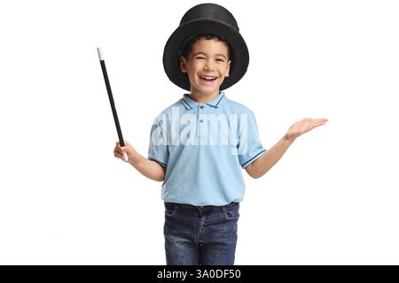 Ragazzo che indossa un cappello mago e tiene in mano una bacchetta isolata su sfondo bianco Foto Stock