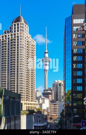 Vista della Sky Tower di Auckland dal centro, Auckland, North Island, nuova Zelanda Foto Stock