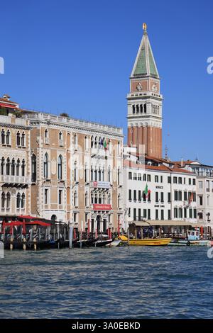 Venezia, Italia - 22 febbraio 2025: Vista panoramica del Canal grande a Venezia, Italia Foto Stock