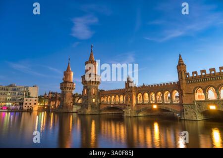 Berlino Germania, tramonto sullo skyline della città al ponte Oberbaum e sul fiume Sprea Foto Stock