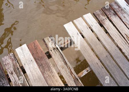 ponte pedonale in legno, con pannelli rotti Foto Stock