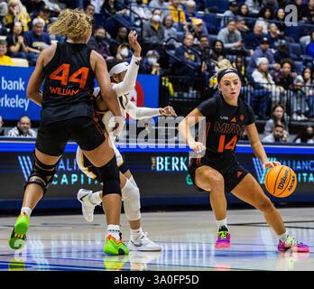 Haas Pavilion Berkeley, California, Stati Uniti. 2 marzo 2025. Haley Cavinder (14), guardia di Miami USA, va al basket durante la partita NCAA ACC Womens Basketball tra Miami Hurricanes e i California Golden Bears. La California ha battuto Miami 82-63 all'Haas Pavilion Berkeley California. Thurman James/CSM/Alamy Live News Foto Stock