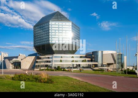 Minsk, Bielorussia - 08.16.24. La Biblioteca Nazionale della Bielorussia contro un cielo blu. Foto Stock
