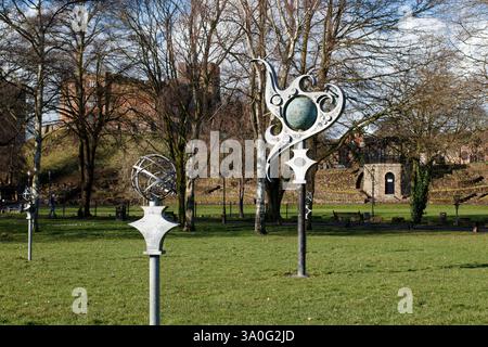 The Planet Walk nei terreni del castello di Tamworth. Nella foto sono raffigurate la scultura del Sole (a destra) e la scultura di Venere (a sinistra). Lo scultore polacco Walenty Pytel creò anche la Planet Walk nei terreni del castello, che fu commissionata nel 2000 per celebrare il millennio. Walenty Pytel progettò il sentiero con il sole e nove pianeti nel suo studio di Ross-on-Wye. Le distanze tra ciascuno dei pianeti sono state progettate per rappresentare relativamente la distanza tra i pianeti nel sistema solare. Foto Stock