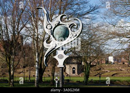 The Planet Walk nei terreni del castello di Tamworth. Nella foto è raffigurata la Scultura del Sole. Lo scultore polacco Walenty Pytel creò anche la Planet Walk nei terreni del castello, che fu commissionata nel 2000 per celebrare il millennio. Walenty Pytel progettò il sentiero con il sole e nove pianeti nel suo studio di Ross-on-Wye. Le distanze tra ciascuno dei pianeti sono state progettate per rappresentare relativamente la distanza tra i pianeti nel sistema solare. Foto Stock