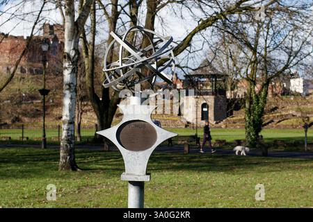 The Planet Walk nei terreni del castello di Tamworth. Nella foto è raffigurata la Scultura del Sole lo scultore polacco Walenty Pytel ha anche creato la passeggiata del pianeta nei terreni del castello, che è stata commissionata nel 2000 per celebrare il millennio. Walenty Pytel progettò il sentiero con il sole e nove pianeti nel suo studio di Ross-on-Wye. Le distanze tra ciascuno dei pianeti sono state progettate per rappresentare relativamente la distanza tra i pianeti nel sistema solare. Foto Stock