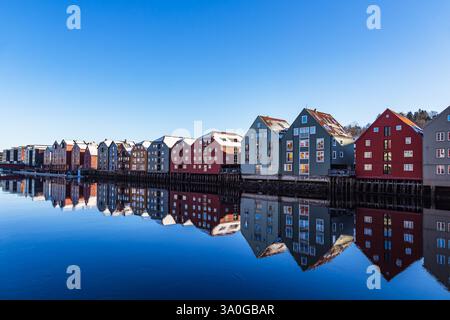 Vista delle case colorate sul fiume Nidelva nella città di Trondheim in Norvegia. Foto Stock
