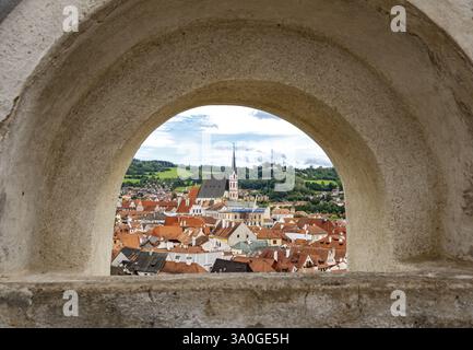 Vista della città di cesky Krumlov attraverso un arco di pietra, con tetti e campanile della chiesa, Cesky Krumlov, Repubblica Ceca, Europa Foto Stock