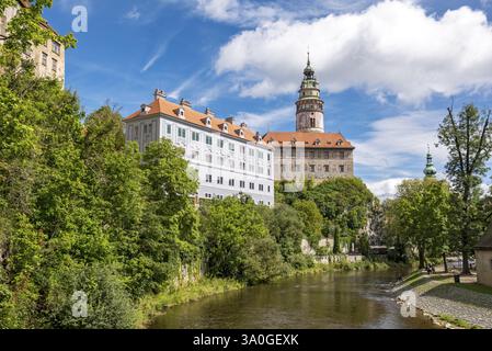 Vista del castello di cesky Krumlov con torre, edifici con facciata colorata, fiume Moldava e vegetazione in una giornata di sole, Cesky Krumlov, Repubblica Ceca, UE Foto Stock
