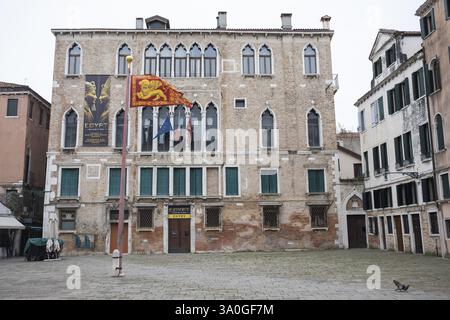 Bandiera con il leone di San Marco che soffia nel vento, Palazzo dietro, Venezia, Italia, Europa Foto Stock