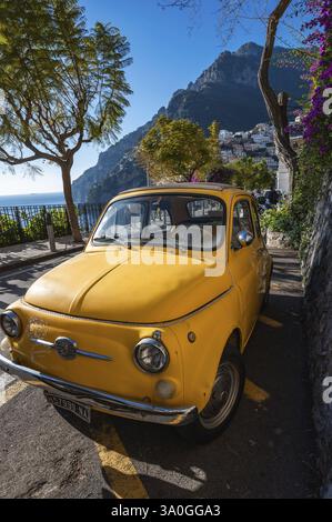 POSITANO, ITALIA - 13 GENNAIO 2024: Costiera amalfitana a Positano, Italia. Una bella Fiat gialla Foto Stock