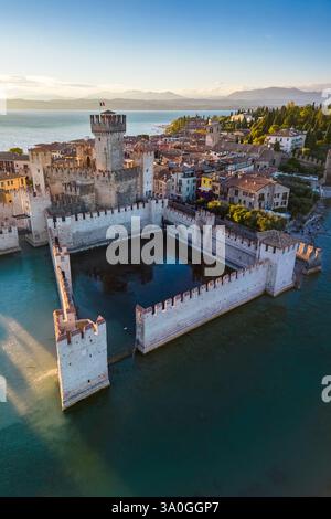 Veduta aerea di Sirmione e castello Scaligero al tramonto. Sirmione, Lago di Garda, Lombardia, Brescia, Italia, Europa. Foto Stock