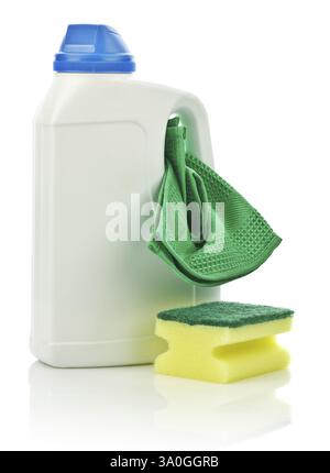 Grande bottiglia bianca con tovagliolo e spugna Foto Stock