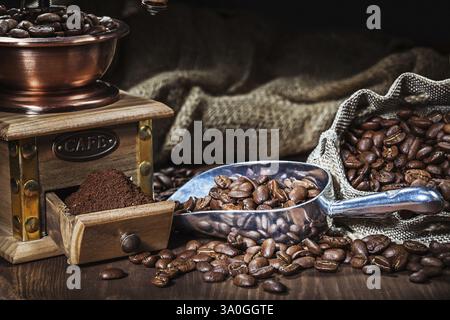 Composto da caffè, cucchiaio e tritatutto con chicchi Foto Stock