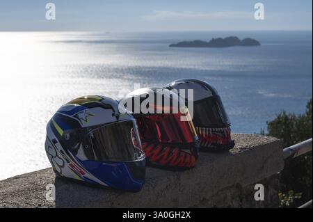 POSITANO, ITALIA - 13 GENNAIO 2024: Costiera amalfitana a Positano, Italia. Caschi da moto adagiati su un muro lungo la strada della Costiera Amalfitana Foto Stock