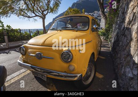 POSITANO, ITALIA - 13 GENNAIO 2024: Costiera amalfitana a Positano, Italia. Una bella Fiat gialla Foto Stock