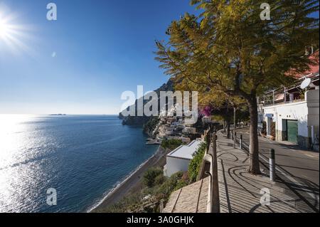 POSITANO, ITALIA - 13 GENNAIO 2024: Costiera amalfitana a Positano, Italia durante la giornata di sole Foto Stock