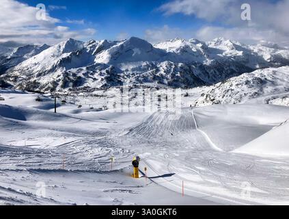 Obertauern, Salisburgo, Austria - stazione sciistica, rifugio, sciatori e piste nelle Alpi austriache Foto Stock