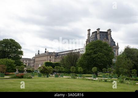 Esplorando il Giardino dei Tulipani vicino al Museo del Louvre di Parigi, Francia. Foto Stock