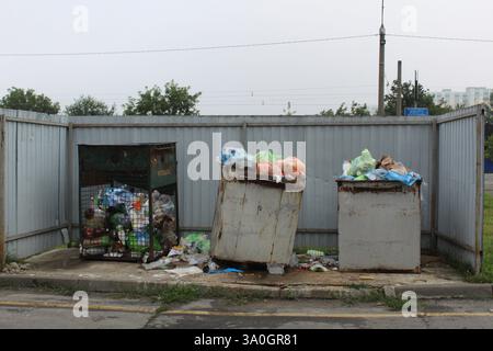 primo piano sulle lattine di raccolta rifiuti traboccanti. Problemi di spazzatura . Foto Stock