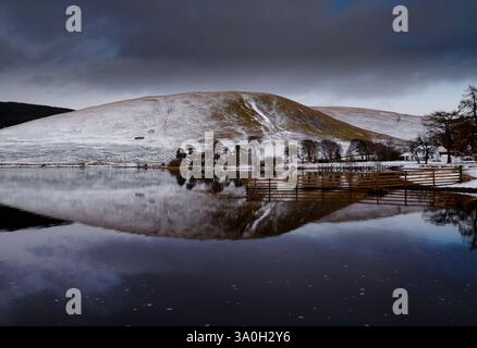Inverno al St Mary Loch e al Tibbie Shiels Inn negli Scottish Borders Foto Stock