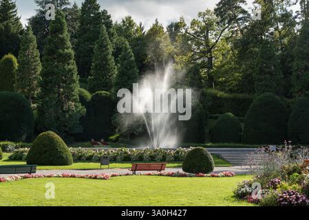 Grande fontana in un famoso giardino all'italiana simmetrico (giardino all'italiana) o giardino formale (giardino formale), nel centro di Varese Foto Stock