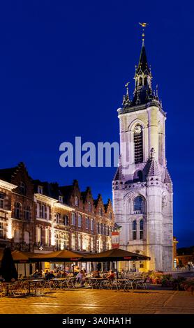 Il Belfry nella Grand Place, piazza al crepuscolo, Tournai, Belgio Foto Stock