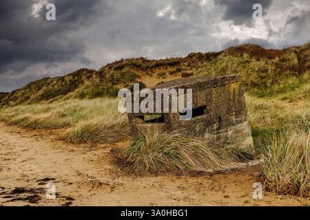 Seconda guerra mondiale, pillbox tra le dune, Warren Beach, ICO. Sughero, la gente Foto Stock