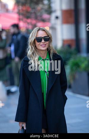 Londra, Inghilterra, Regno Unito. 4 marzo 2025. Amanda Holden fuori dai Global radio Studios dopo aver presentato il suo programma Heart Breakfast radio Credit: Richard Lincoln/Alamy Live News Foto Stock