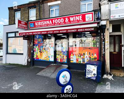 Londra, Regno Unito - 2 marzo 2025: Un negozio all'angolo di Kirishna con un'esposizione che espone i suoi prodotti e servizi Foto Stock