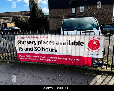 Londra, Regno Unito - 2 marzo 2025: Disponibilità di scuole materne pubblicizzata su uno striscione all'esterno di una chiesa e di un veicolo parcheggiato. Foto Stock