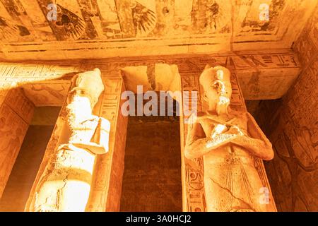 Abu Simbel, Egitto; 18 gennaio 2024: Viaggio nel cuore di Abu Simbel ed esplorazione dell'interno del tempio di Ramses. Scopri i segreti di questo antico Egitto Foto Stock