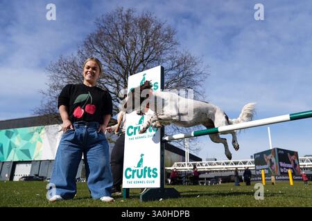 La paralimpica Ellie Simmonds, appena annunciata nella line-up di presentazione del programma televisivo Crufts, osserva lo Springer inglese Spaniel Ozzy saltare sopra un ostacolo durante il lancio ufficiale del Crufts Dog Show 2025 al NEC di Birmingham. Data foto: Martedì 4 marzo 2025. Foto Stock