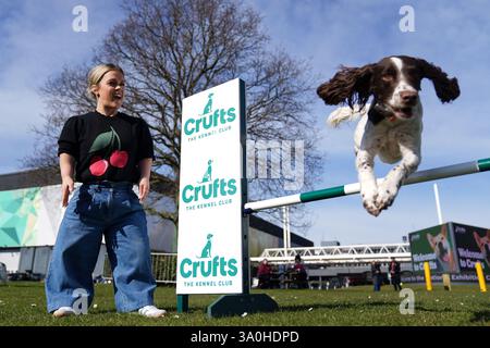 La paralimpica Ellie Simmonds, appena annunciata nella line-up di presentazione del programma televisivo Crufts, osserva lo Springer inglese Spaniel Ozzy saltare sopra un ostacolo durante il lancio ufficiale del Crufts Dog Show 2025 al NEC di Birmingham. Data foto: Martedì 4 marzo 2025. Foto Stock