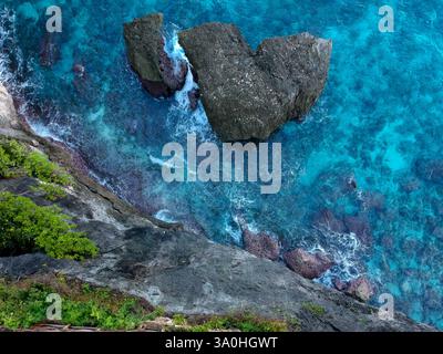 Vista aerea della roccia a forma di cuore nell'acqua tropicale turchese Foto Stock