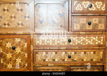 Cassetti in legno giapponese intagliati con motivi geometrici e disegni a intarsi, che mettono in mostra l'artigianato e l'arte decorativa Foto Stock